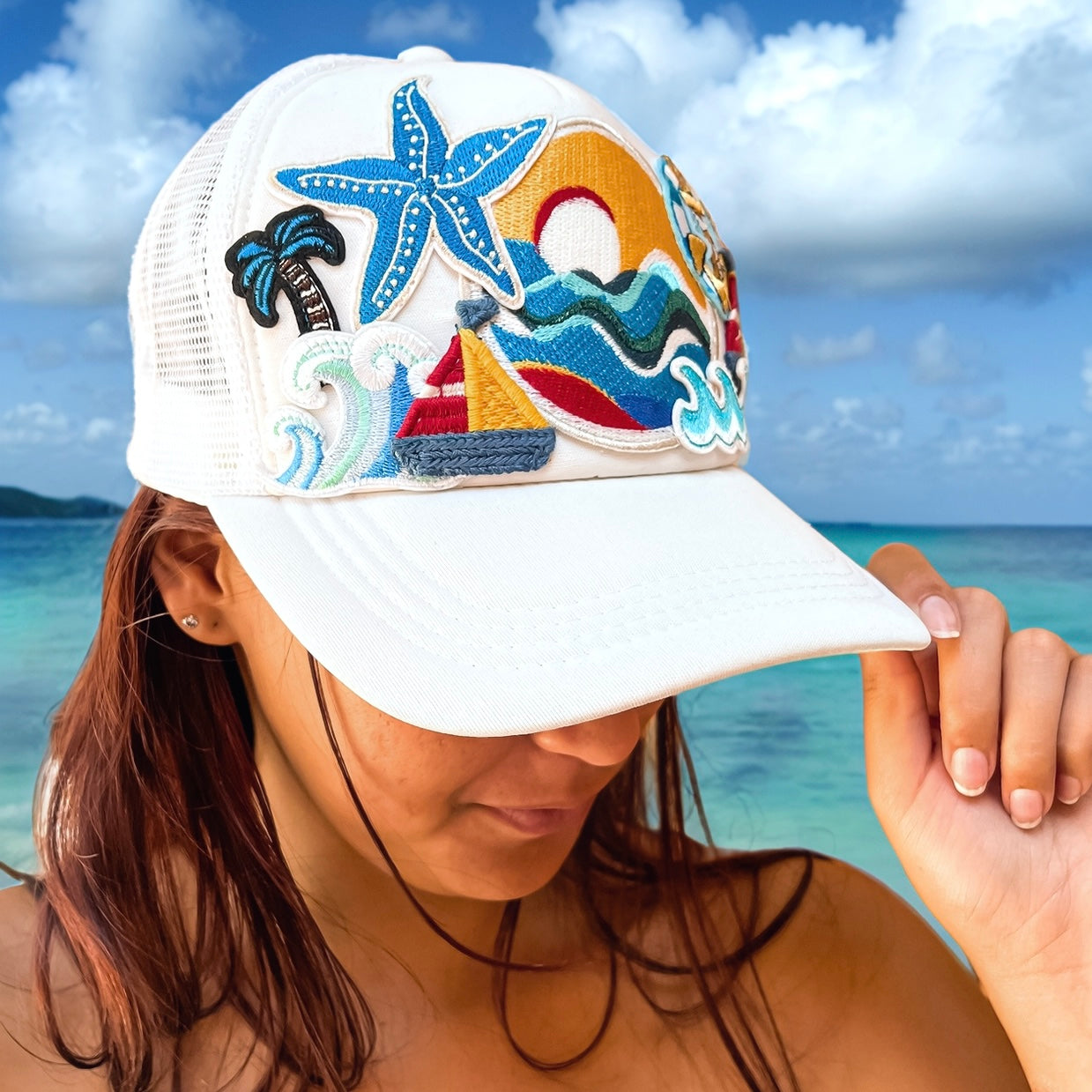 White trucker cap with Nautical applique